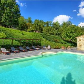 7 Bedroom Villa with Pool and Mountainous Views in Tuscany, Sleeps 14 -18